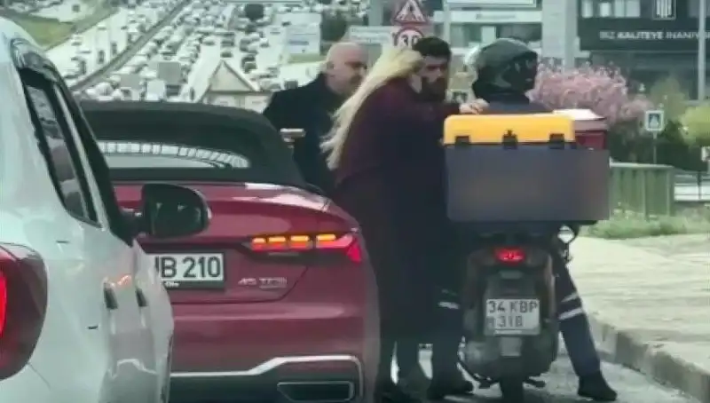 D-100 Karayolu'nda Silahlı Tartışma: Motokurye ve Şoför Arasında Gergin Anlar