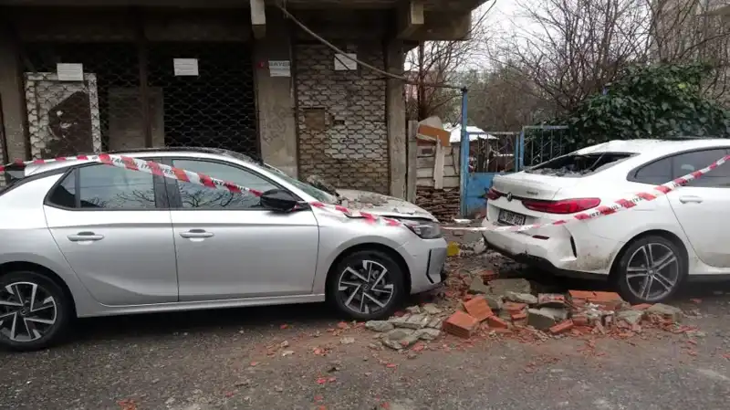 İstanbul’da Dört Katlı Binada Balkonda Şok Çökmeler Yaşandı