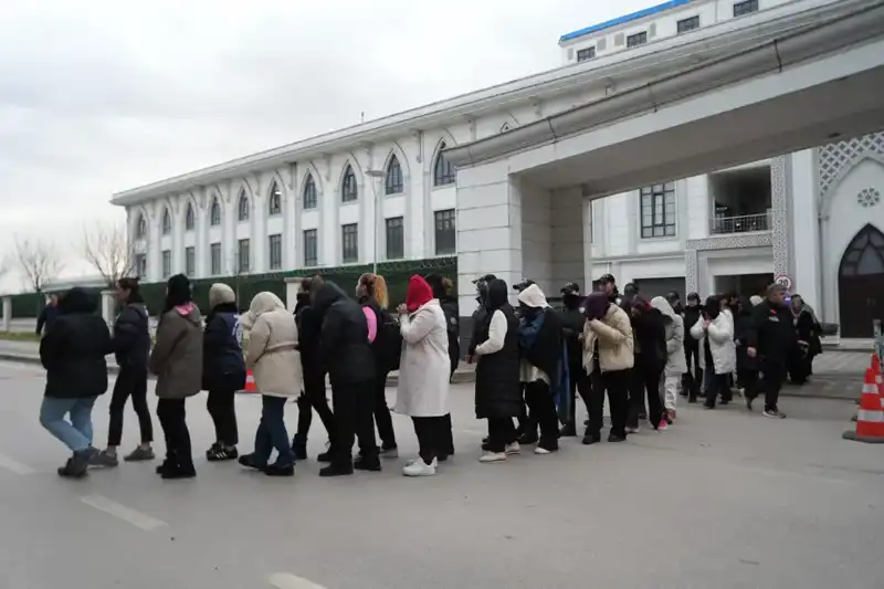 Dolandırıcılar, Yapay Zeka ile Kadın Görselleri Oluşturarak Vurgun Yaptı