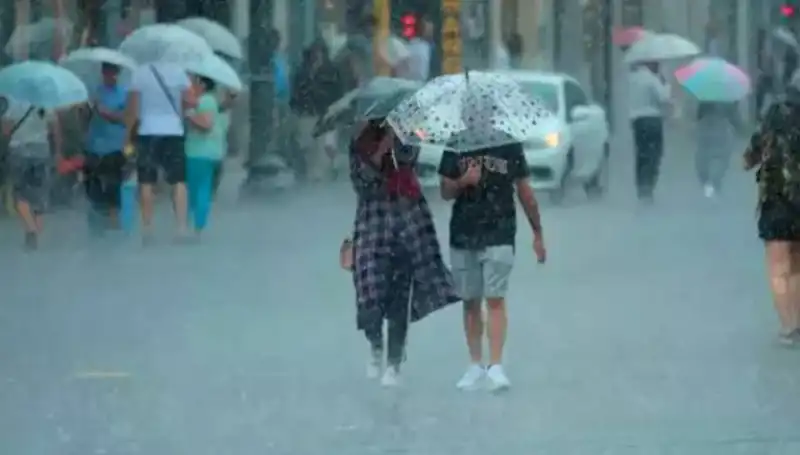 Meteoroloji'den kritik uyarı: Yangın bölgesinde rüzgar, İstanbul'da sağanak bekleniyor