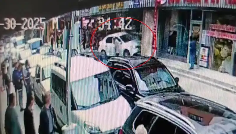 Alkollü Sürücü Mağazaya Daldı: İki Çocuk Kılpayı Kurtarıldı!