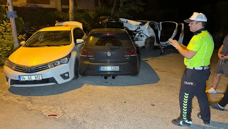 Alkollü Sürücü Sokağı Birbirine Kattı: Üç Araç Çarpıştı!