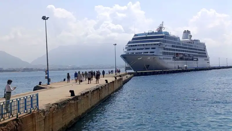 Alanya, ABD'li Turistleri Kruvaziyerle Ağırladı: Tatilcilerin Gözdesi Oldu