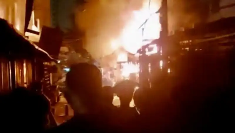 Vietnam'da Korkunç Yangın: Sekiz Kişi Hayatını Kaybetti