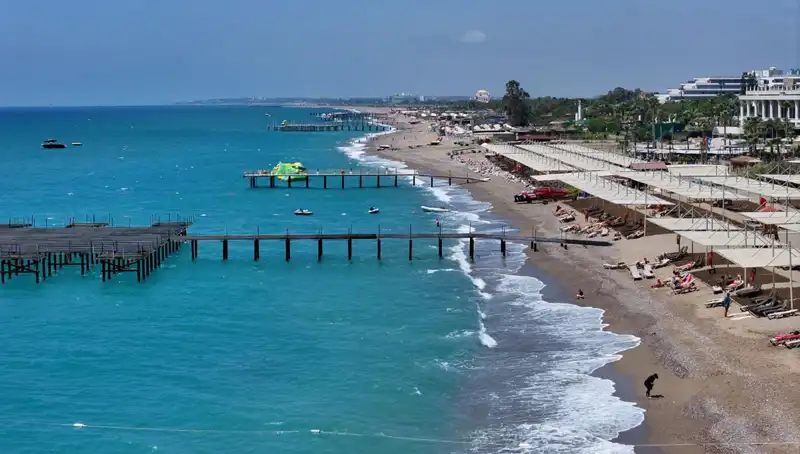 Antalya Sahillerinde Kışın Keyfi: Güneşli Hava ve Sıcak Havalar