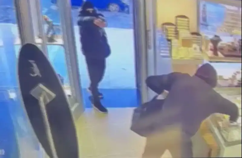 Ümraniye’de Maskeli Soygun Girişimi: Silahlı Saldırganlar İş Başında