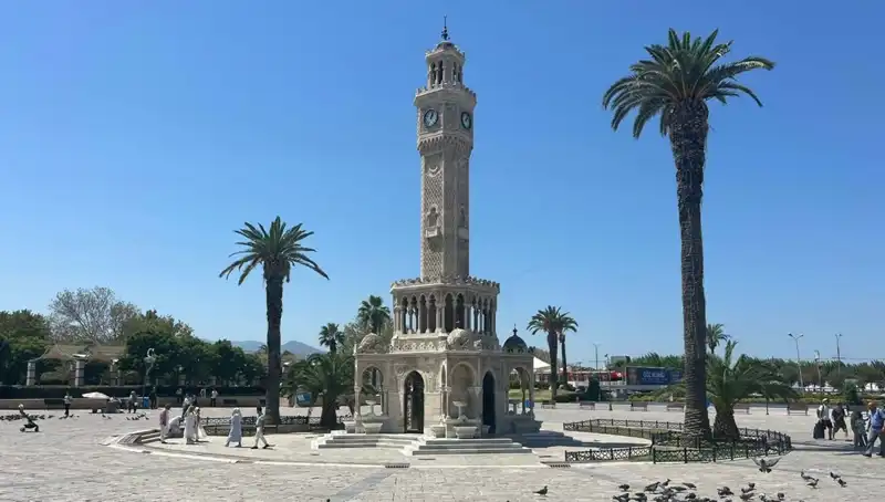 İzmir'de Sıcak Hava Dalgası: 42 Dereceyi Gören Şehirde Sakin Sokaklar
