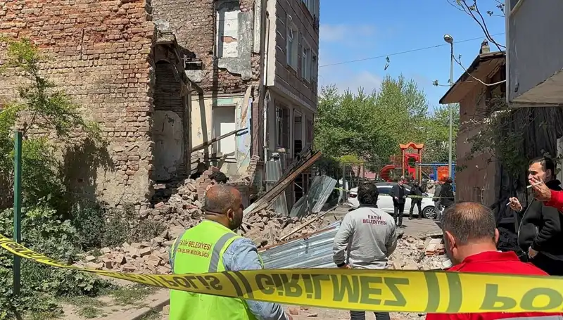 Fatih’te Deprem Sonrası Çöken Bina, İnsanları Korkuttu