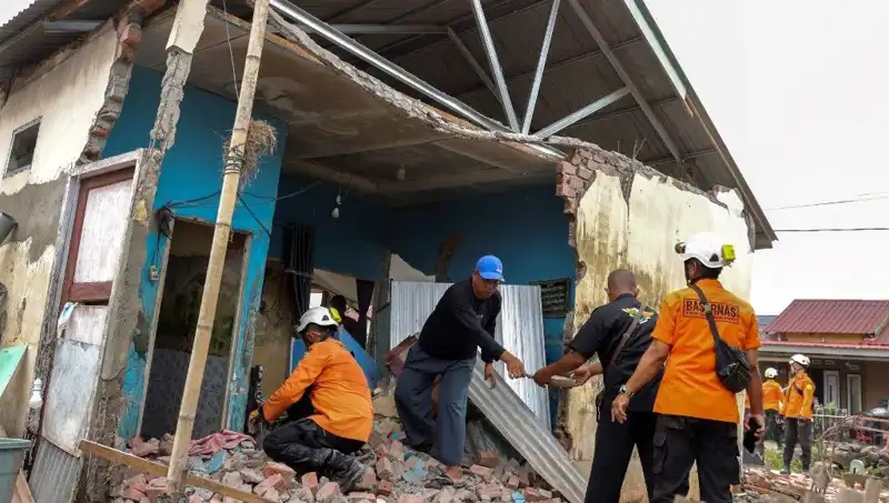 Endonezya'daki 5.7 Büyüklüğündeki Deprem 8 Evi Yerle Bir Etti