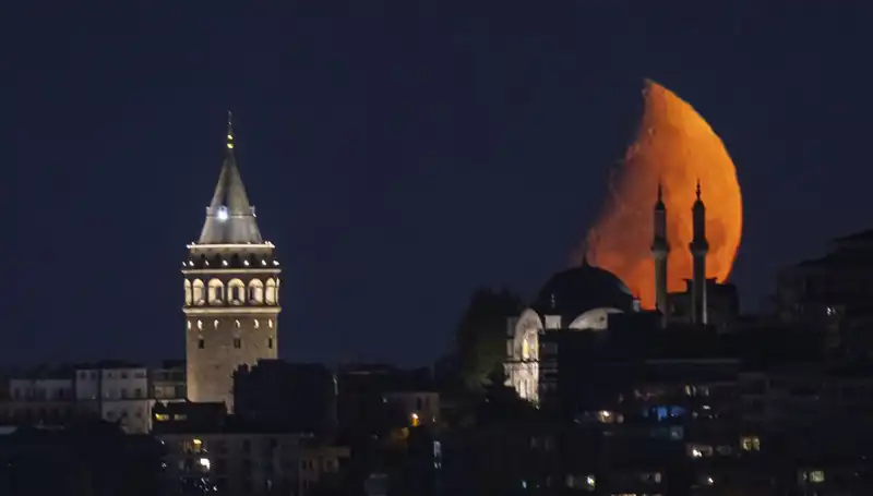 İstanbul'un Gözdesi: Yarım Ay, Şehrin Gökyüzünde Büyüleyici Bir Manzara Yarattı