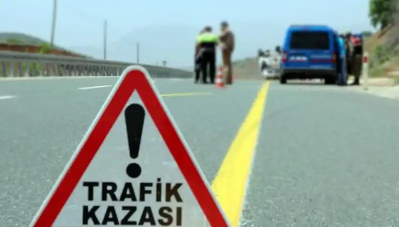 Otomobil ve Hafif Ticari Araç Çarpıştı: 6 Kişinin Hayatına Mal Oldu