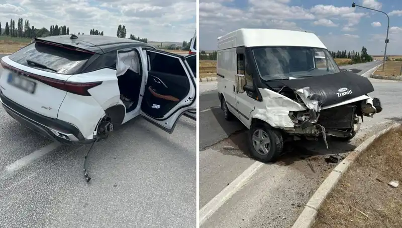 Çorum’da Kafa Kafaya Çarpışan Araçları Zorlu Anlar Bekliyor