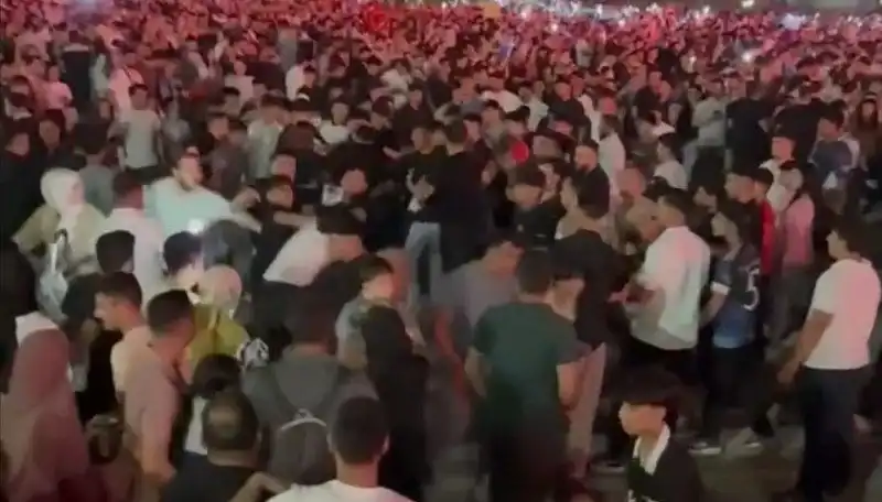 ** Eğlenceyi Saran Kaos: Konserde Bıçaklı Kavga Ortalığı Karıştırdı