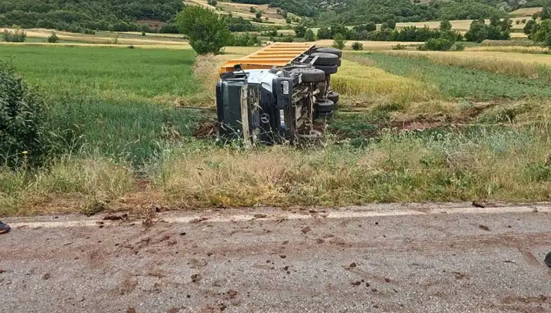 Tokat’ta Kamyon Devrildi: Faciadan Sonra Sürücü Hayatını Kaybetti