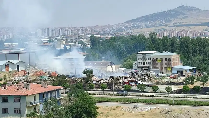 Otluk Alanda Başlayan Yangın: Depo Alev Alev Yandı