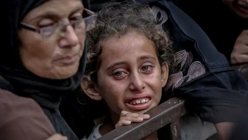 Gazze'de Açlık Krizi: İsrail Askeri Yiyecekleri Toprağa Gömüyor!
