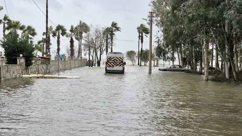 Göl Taşınca İlçe Sular Altında Kaldı: Duyulan Fırtına ve Kayıplar