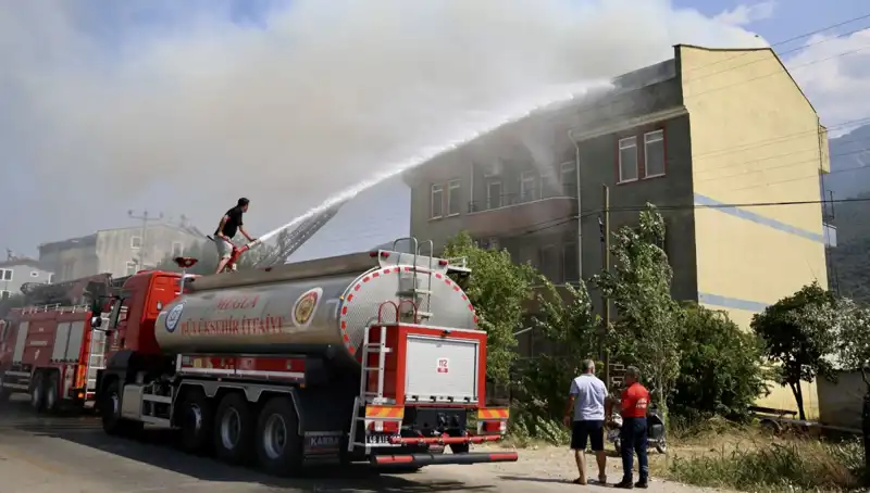 Çatı Katında Meydana Gelen Yangın, Kurtarma Operasyonunu Başlattı