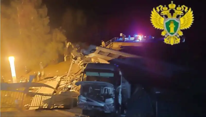 Rusya'da Büyük Felaket: İki Köprü Çöktü, Trenler Raydan Çıktı ve Yedi Kişi Hayatını Kaybetti