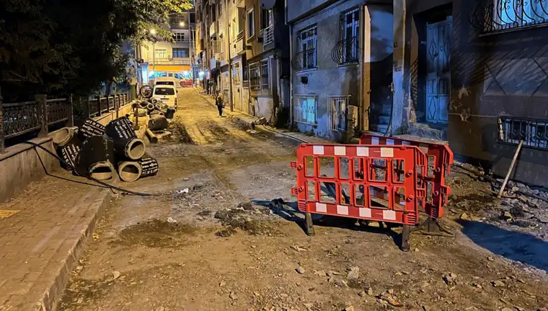 Bayrampaşa Sokaklarında Şok: Rögar Kapağı Patladı, Mahallede Panik!