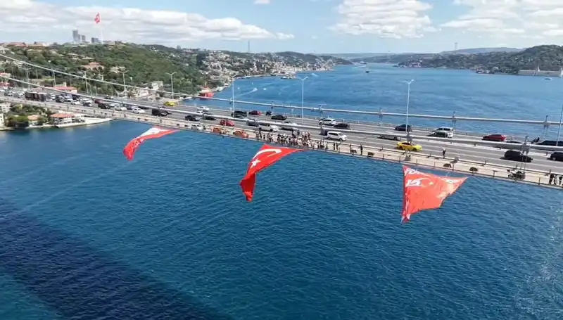 Türk Bayrağı'nın Gurur Verdiği An: Köprüye Asılan Dev Bayrak