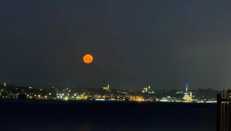 İstanbul'un Gökyüzü "Çilek Dolunayı" ile Renklendi: Eşsiz Manzaralar