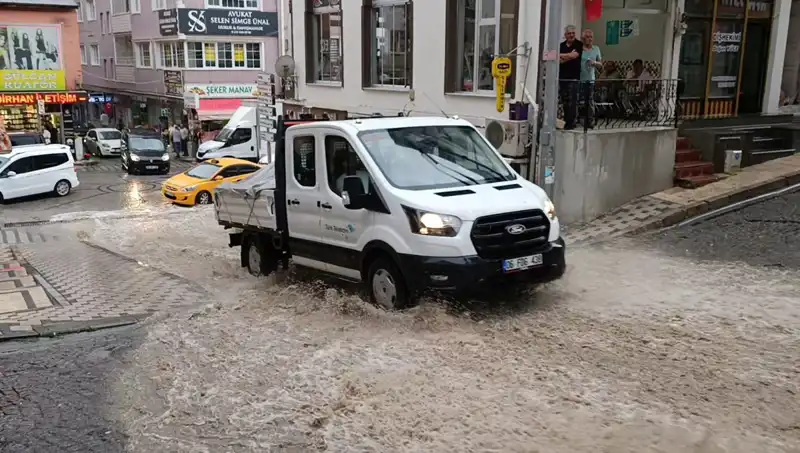 10 Dakikada Yaşanan Sağanak: Şehir Su Baskınlarına Teslim Oldu!