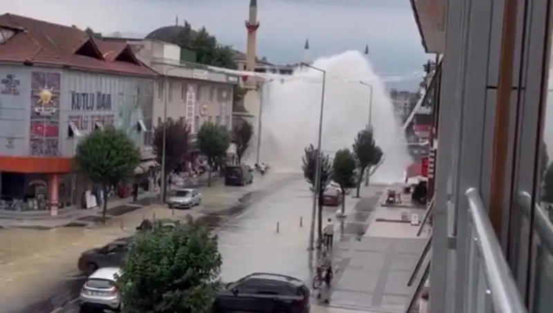 Su Hattı Patladı: Şehirde Metrelerce Yükseğe Fışkıran Su Panik Yarattı